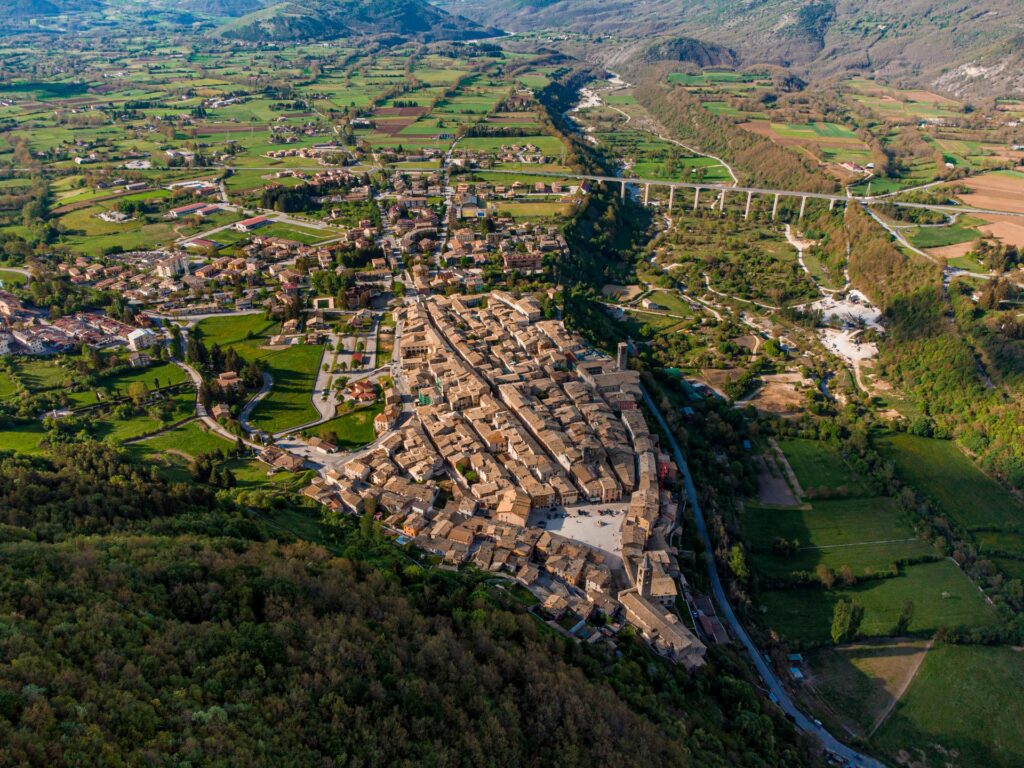 Veduta aerea di un paese circondato da campi verdi
